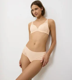 Triumph AMOURETTE SPOTLIGHT